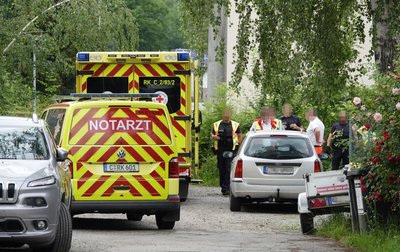 Polizei und Rettungskräfte am Tatort.
