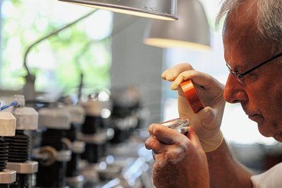 Sie werden gebraucht: ältere Arbeitnehmer - wie im Bild ein Mitarbeiter der Firma Essilor Brillengläser in Rathenow (Havelland). 