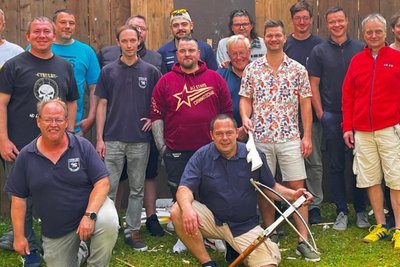 Florian Meißner (vorn mit Armbrust) wurde beim Dorffest Schützenkönig in Lauterbach.