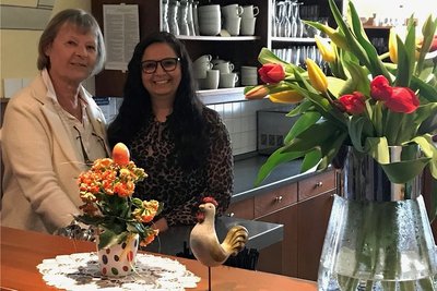 Es geht wieder los auf Schloss Schönberg: Das ist ein Anlass, um die Wette zu strahlen: Ivana Danyiova (rechts) hat das Schlosscafé gepachtet. Ab 1. Mai ist offen, sehr zur Freude von Hausherrin Hildegard Rubner. 