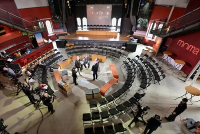 Der Saal im Alten Gasometer Zwickau ist fürs ZDF-Morgenmagazin zum TV-Studio umfunktioniert worden.