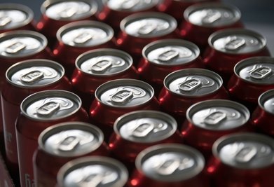 Einwegverpackungen ohne Pfand findet man meist dann, wenn sie aus dem Ausland importiert wurden. Händlern, die solche Dosen in Deutschland verkaufen, droht bis zu 100.000 Euro Bußgeld. 