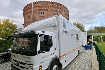 Ein Übertragungswagen vor dem Alten Gasometer Zwickau, aus dem am Donnerstag das ZDF-Morgenmagazin übertragen wird.