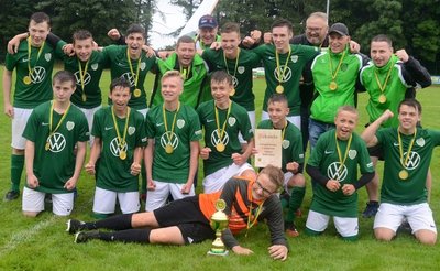 Die C-Junioren der SpVgg Grünbach-Falkenstein feierten ihren Pokalsieg nach einem 1:0-Erfolg im Finale gegen den SC Syrau. Tom Schlott ließ sein Team mit seinem Treffer in der 44. Minute jubeln.