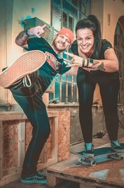 Candy und Lisa Back aus Thum designen T-Shirts und mehr für Skater und Rallye-Fans und jeden, dem es gefällt. 