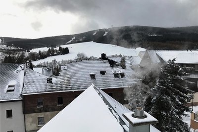 Blick von oben auf das zerstörte Haus. In dem Gebäude waren laut Oberwiesenthals Bürgermeister Jens Benedict viele unwiederbringbare Schätze der Stadtgeschichte gelagert.
