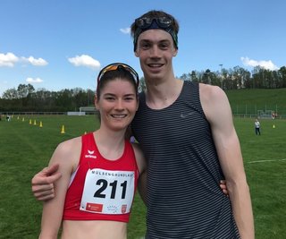 Das Siegerpärchen hatte gut lachen: Yasmin Ulbrich gewann den Hauptlauf bei den Frauen und Lorenz Heinemann bei den Männern. 