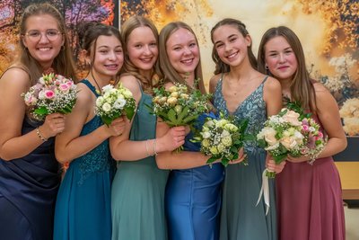 Tanzstundenabschlussball im Bürgerhaus Rochlitz. Die Kleider waren dieses Jahr besonders farbenfroh.