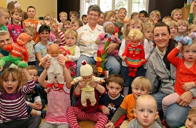 Brigitte Rank fühlte sich am Mittwoch inmitten der Kleinen sichtlich wohl, rechts Stephanie Korb vom Vielfalt-Verein.