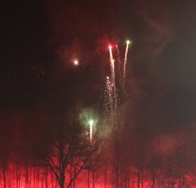 Außerhalb des Stadions zündeten Fans ein großes Feuerwerk.