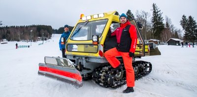 Das alte Pistenfahrzeug in Crottendorf soll bald ausgedient haben. Die Gemeinde plant in Abstimmung mit dem örtlichen Wintersportverein die Anschaffung neuer Technik in diesem Jahr. Im Bild: Michael Mohe (rechts) und Ronny Paysant. 