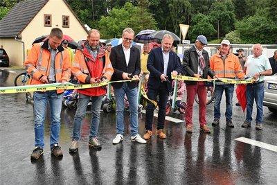 Nach dem symbolischen Durchschneiden des Bandes durften die Kinder die Straße offiziell als Erste testen. Die Sperrscheiben sollen am Freitag entfernt werden. Ab etwa 16 Uhr soll der Verkehr dann normal über die neu sanierte Straße rollen.