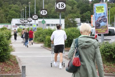 Viele Kunden zeigten sich zufrieden mit dem Einkaufserlebnis bei gedimmtem Licht und leisen Tönen.
