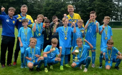 Richtig krachen ließen es die E-Junioren des Reichenbacher FC. Sie gewannen das Endspiel gegen das Team des VfB Lengenfeld glatt 8:0. Fynn Hendel war mit drei Toren am treffsichersten.
