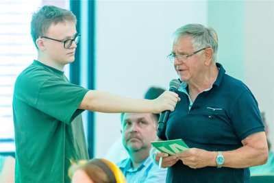 Besucher wie Eberhard Bredel (r.) nutzten die Chance, ihre Fragen den anwesenden Kandidaten zu stellen.