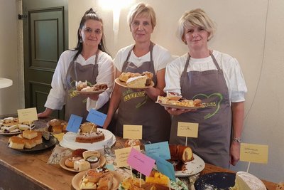 Der Verein Wir für Ellefeld tritt jedes Jahr doppelt in Erscheinung: beim Verkauf selbstgebackener Kuchen und als Ideengeber für Mitmachaktionen. Daniela Schreiter (rechts) schlug diesmal Musikraten vor.