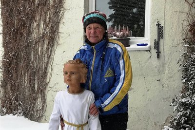 Brigitte Roscher konnte unter anderem diesen Engel aus dem Haus retten. Die Oberwiesenthalerin lebt seit Mitte der 1990er-Jahre in dem Haus. Sie und andere Familien konnten mit der Unterstützung vieler kurzfristig eine andere Bleibe finden. 
