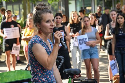 Im Sommer hatten viele Menschen, darunter Coretta Storz von den Grünen, in Chemnitz gegen die Abschiebung von Robert A. demonstriert. Damals saß er in Abschiebehaft.