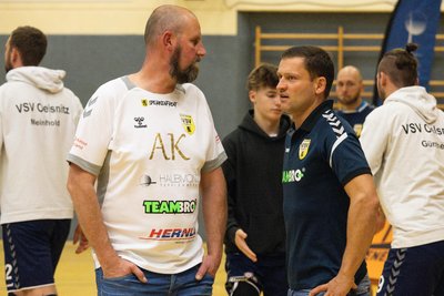 Alexander Krug (Trainer VSV Oelsnitz, links) mit Co-Trainer Jürgen Hanitzsch: Wieder können sie ihrem Team nach der Niederlage keinen großen Vorwurf machen. Die Leistung war zufriedenstellend.