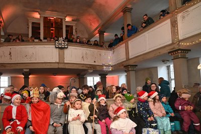 Die Kinder der Kita Striegistal führten ein Krippenspiel im früheren Schul- und Bethaus Bräunsdorf auf.
