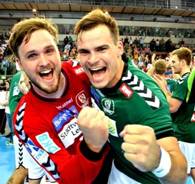 23. August 2015: Benjamin Meschke (rechts) und Felix Storbeck haben gerade mit Aufsteiger SC DHfK Leipzig die Sensation geschafft und in der 1. Bundesliga den damaligen EHF-Europa-Pokal-Finalisten HSV Handball Hamburg mit 31:27 besiegt. 