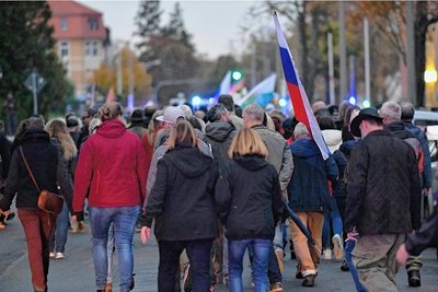 Montagsspaziergänger aus Richtung Albertpark, die Johann Sebastian Bach Straße entlang zur Lessing Straße in Richtung Friedeburg. 