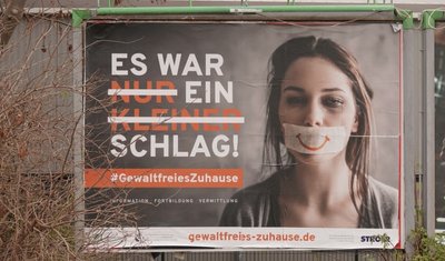 Der Verein "Gewaltfreies Zuhause Sachsen" macht mit Plakaten auf das Thema aufmerksam. 