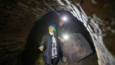 Als der Koloss in der schwersten Bombennacht Plauens von der Decke fiel, war auch Ruth Müller-Landauer in jenem Keller. Nach 77 Jahren wollte sie noch einmal an den Ort der schlimmsten Stunde ihres Lebens zurück. 