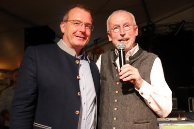 Freibergs Oberbürgermeister Sven Krüger (l.) und Halsbrückes Bürgermeister Andreas Beger - hier beim Oktoberfest in Halsbrücke - hatten um Stimmen für Sebastian Thümmler geworben.