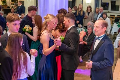 Tanzstundenabschlussball im Bürgerhaus Rochlitz. Tanzlehrer Mario Müller /r.) leitet durch das Programm.