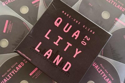 Die CD-Box von „Qualityland 2.0“ von Marc-Uwe-Kling.