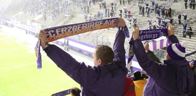 Die 1000 Zuschauer verloren sich fast in der großen Arena. Vor allem die wenigen Fans auf der sonst vollen Stehtribüne wirkten sehr übersichtlich. 