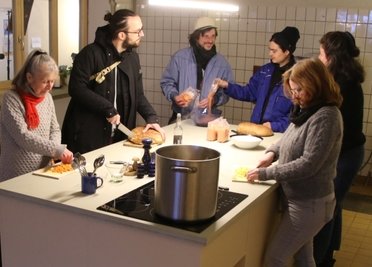 In der umgebauten Küche wird ab sofort zusammen gekocht. Auch Filmabende sind geplant. 