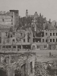 Blick aufs zerstörte Schloss 1945. 