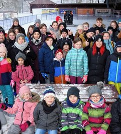 Rund 70 Mündelkinder aus der Region Zwickau besuchten am vergangenen Samstag die Eisbahn im Elstergarten Oelsnitz. 