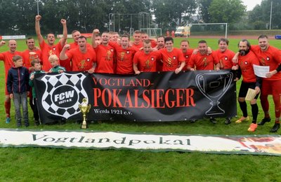Die Männer des FC Werda beerbten nach einem 5:2-Sieg im Endspiel über den SV Concordia Plauen am Samstag den SC Syrau als Kreispokalsieger des Vogtländischen Fußball-Verbandes. Concordia hatte sich 90 Minuten lang als der erwartet unbequeme Gegner erwiesen und beim Stand von 2:2 die Verlängerung erzwungen. Dort hatte Werda dann mehr zuzusetzen. Der FC vertritt damit das Vogtland im Landespokalwettbewerb und empfängt in der ersten Runde am 7./8. August den Landesklassevertreter SV Liebertwolkwitz.