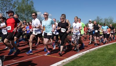 Bei nahezu perfektem Laufwetter nahmen am Samstagvormittag im Sportzentrum Stangendorf knapp 100 Teilnehmer die Rennen der Jugendlichen und Erwachsenen über 5 und über 9,5 Kilometer in Angriff. 