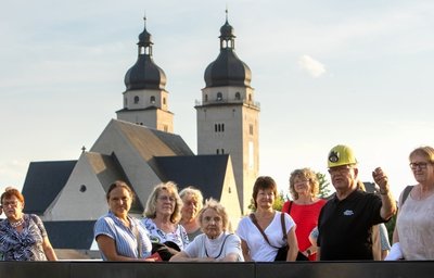Ihre Sportgruppe begleitete die 93-Jährige bei der Führung durch den Plauener Untergrund. Bergknappenchef Gert Müller (Helm) kennt dort jeden Stein.