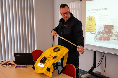 Beim Seminar erläuterte Ausbilder Patrick Neef die Handhabung eines Löschrucksacks.