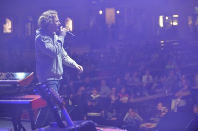 Der Singer-Songwriter Michael Schulte sang vor einem gut gefüllten Obermarkt in Freiberg am Samstagabend bei "Rock am Otto".