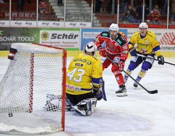 Auch wenn Luca Gläser (rote Spielkleidung) früh zum 1:0 für Crimmitschau traf, ging der Sieg am Sonntag und auch im Nord-Ost-Pokal insgesamt an die Lausitzer Füchse. 
