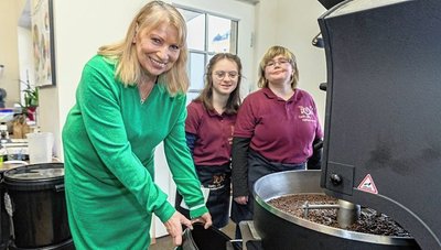 Sachsens Sozialministerin Petra Köpping (SPD) am Kaffeeröster im Rodewischer Inklusionsbetrieb, der im Oktober eröffnete. Im Carli-Café der Lebenshilfe Reichenbach arbeiten Svea Glaß und Daniela Dressel (von links).