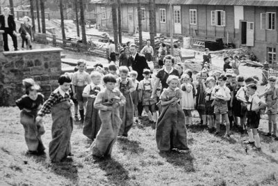 Trubel bei einem Kinder- und Schulfest in Antonshöhe Mitte der 1960er-Jahre.