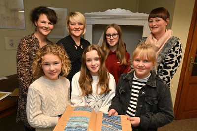 In dieser Zschorlauer Familie klöppeln Frauen und Mädchen seit vier Generationen. Einige waren bei der Ausstellungseröffnung in der Bibliothek der Gemeinde dabei.