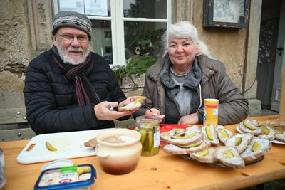 Fettbemmen wurden für den Adventsmarkt im früheren Schul- und Bethaus Bräunsdorf geschmiert. Sabine Schneider und Albrecht Donath in Aktion.