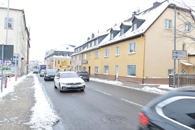 Der Verkehr rollt aus Richtung Erzgebirge kommend auf der B 101 in Richtung Freiberg. Links, wo die Pfosten stehen, soll die neue Zufahrt zum Rewe entstehen.