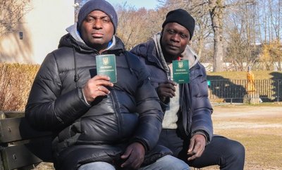 Als dunkelhäutige Menschen mit ghanaischer Herkunft haben David (vorn) und Nicholas bei ihrer Flucht Ausgrenzung erlebt. 