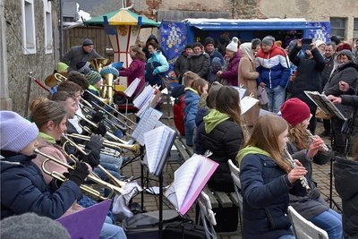 Die Bläserklasse des Oelsnitzer Julius-Mosen-Gymnasiums freute sich über die Auftrittsmöglichkeit beim Frühlingsmarkt. Nicht nur beim Konzert der Sechstklässler herrschte viel Betrieb im Planschwitzer Rittergut.