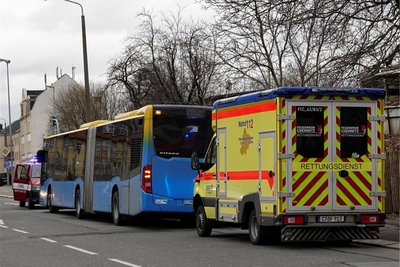 Bei einer Fahrscheinkontrolle wurden heute Kontrolleure angegriffen und verletzt.