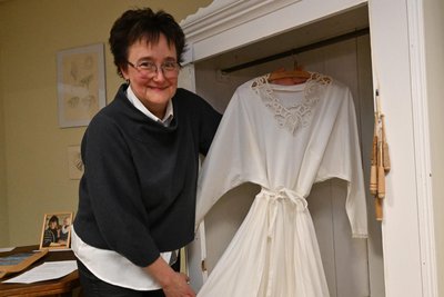 Steffi Schneider leitet die Klöppelschule in Zschorlau. Sie zeigt das Brautkleid, dessen Spitzen von Ina Mothes geklöppelt wurden.